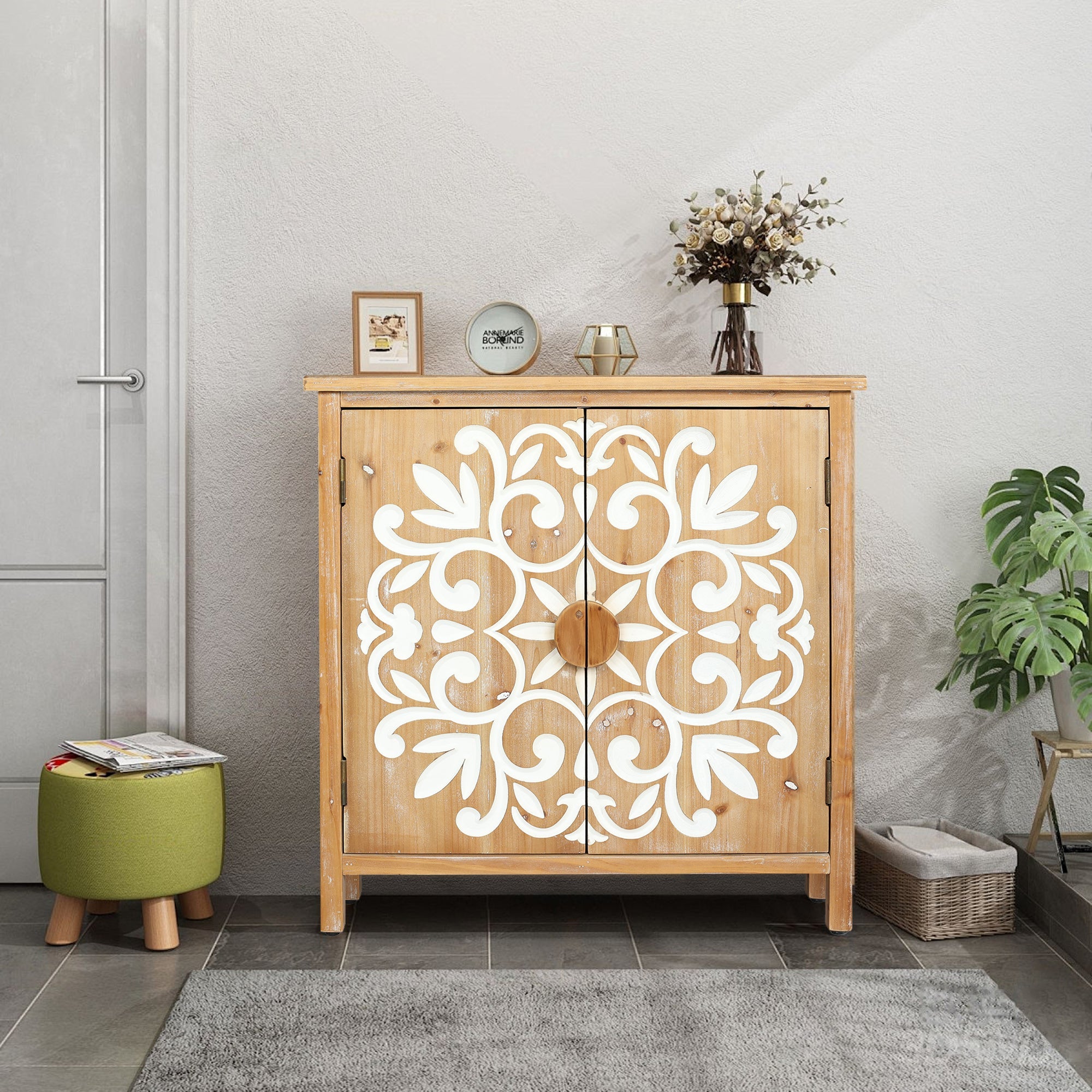 Meuble d'appoint en bois avec portes sculptées florales