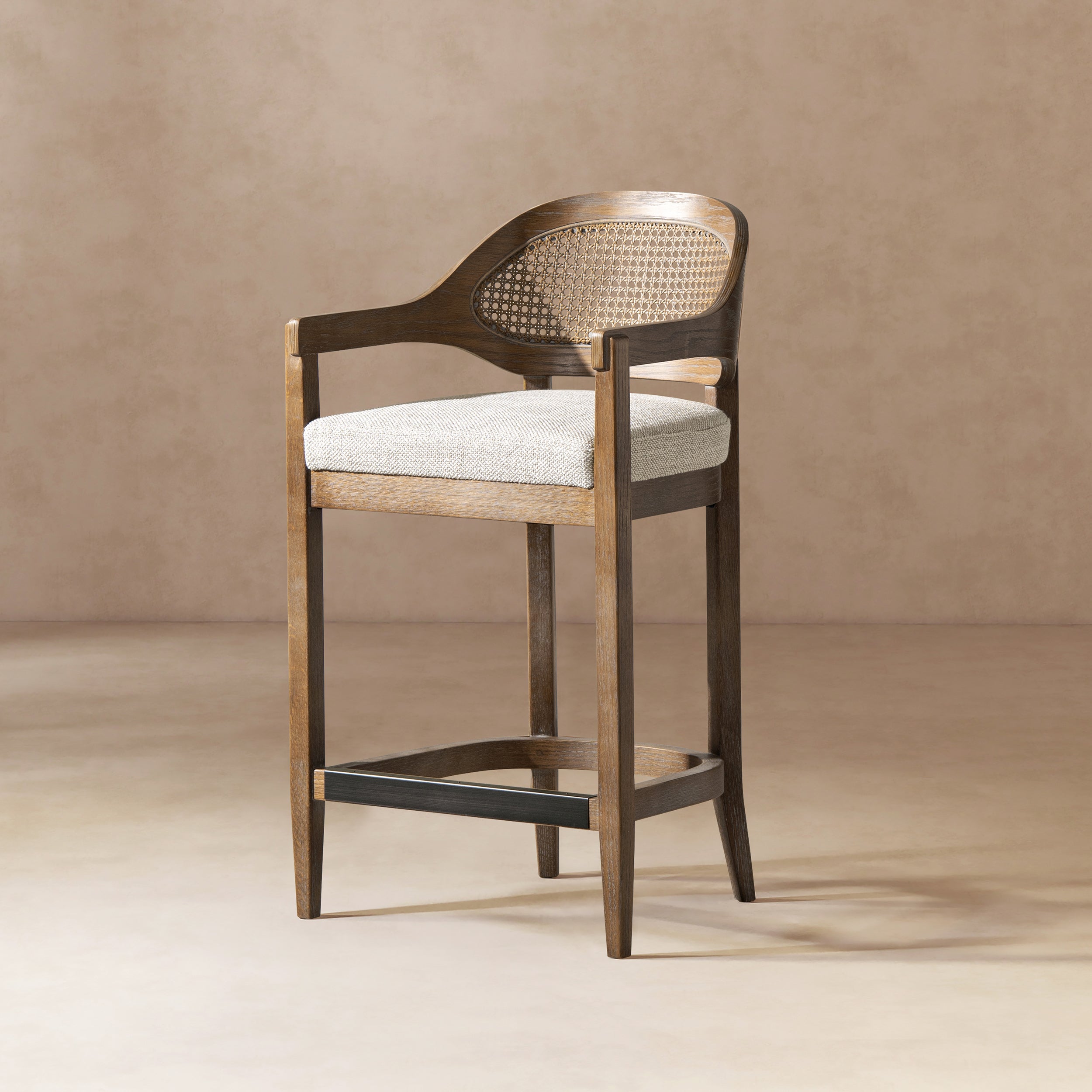 Tabouret de comptoir Americana Mid-Century Modern 26 po avec dossier en rotin
